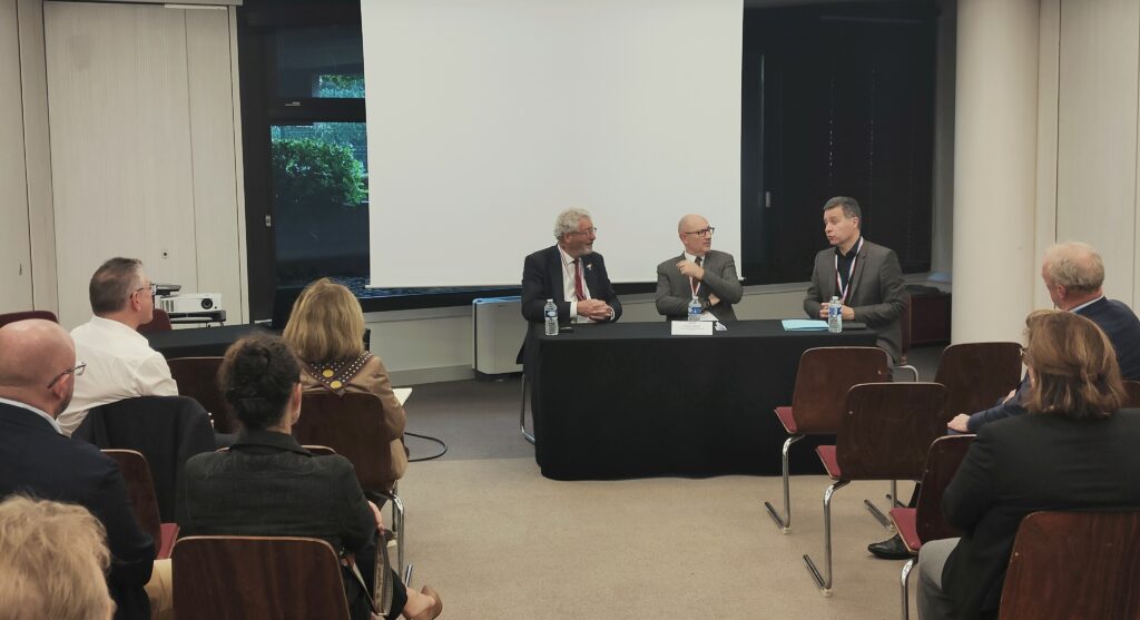 Photo de la table ronde sur le thème : « La coopération entre les établissements publics, source d’efficience et de résilience »