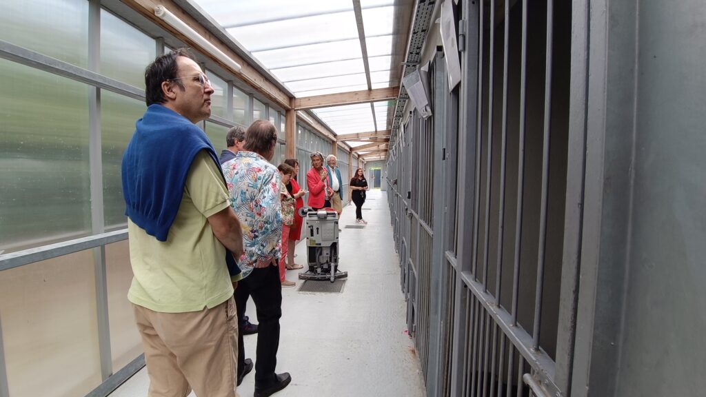 Photo lors de la visite de la partie fourrière animale avec les maires et élus des communes membres du SIVOM pour la section fourrière