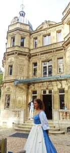 Photo d'un comédienne devant le Château de Monte-Cristo